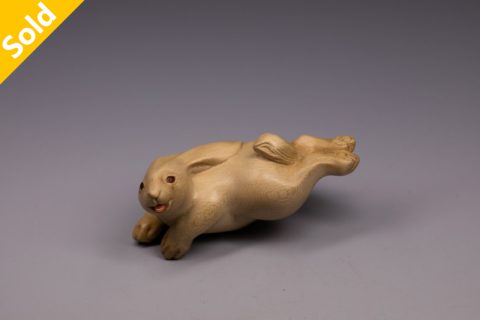 跃兔 根付（山道）