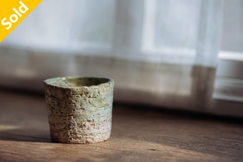 粗陶吹绿釉猪口杯（侯伟童）
