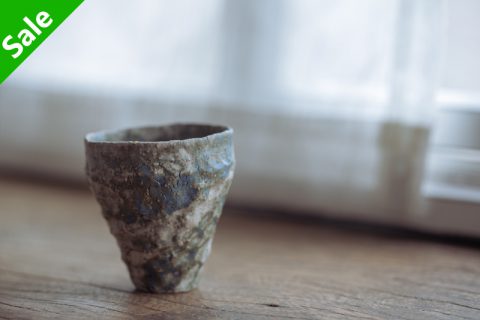 手捏灰蓝杯（侯伟童）