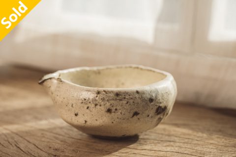 白化妆灰釉丸片口（鹤野启司）N23B52
