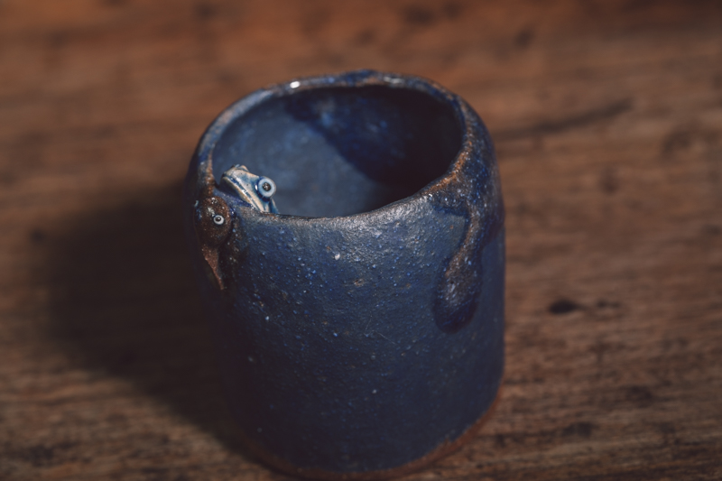 蛙和蝌蚪蓝釉杯（蛙庵）N23B059