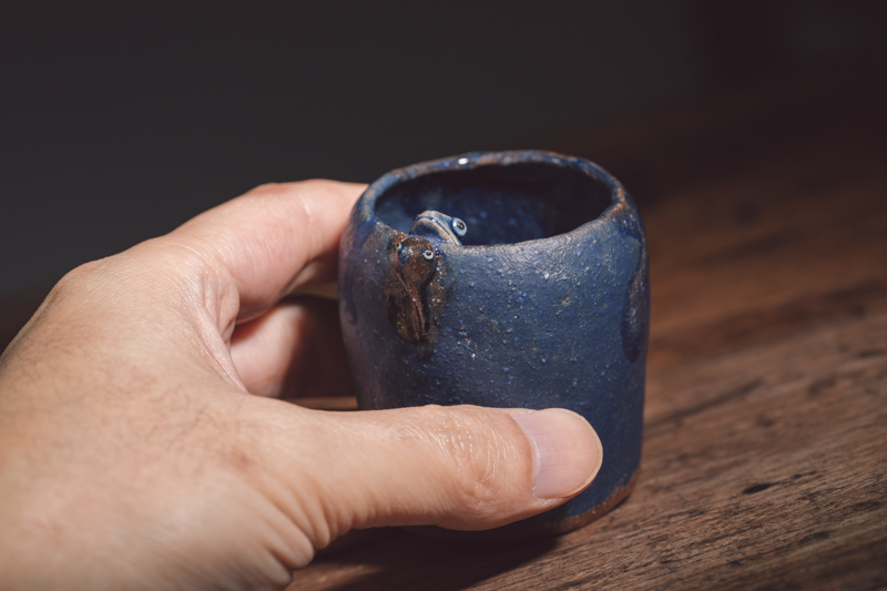 蛙和蝌蚪蓝釉杯（蛙庵）N23B059