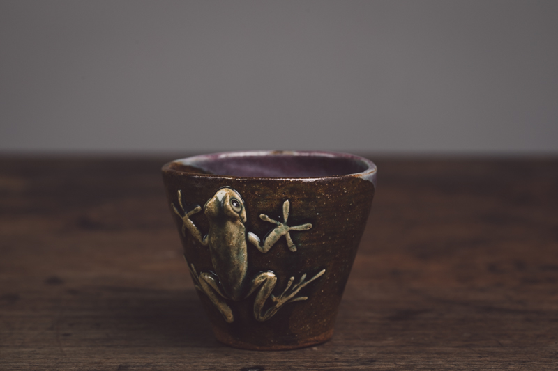 蛙和蝌蚪酱釉杯（蛙庵）N23B058