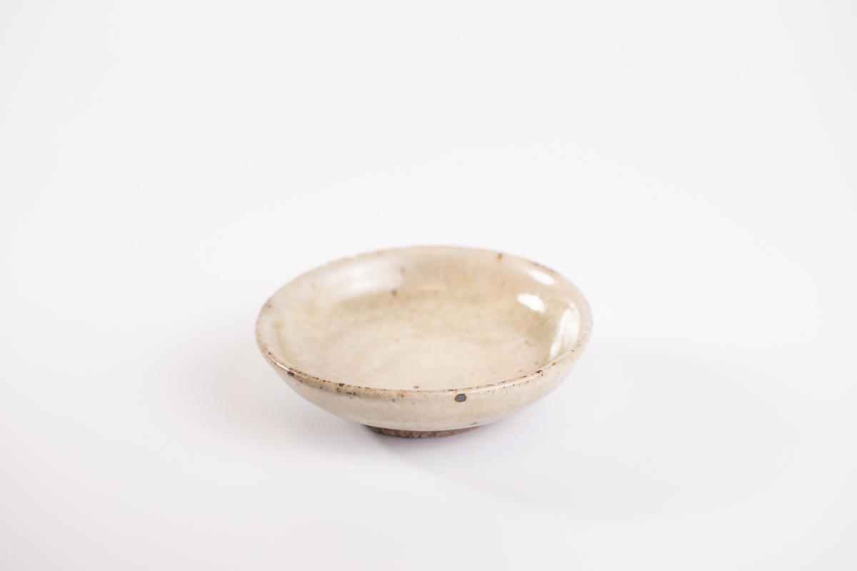 藁灰釉小皿（小山乃文彦）