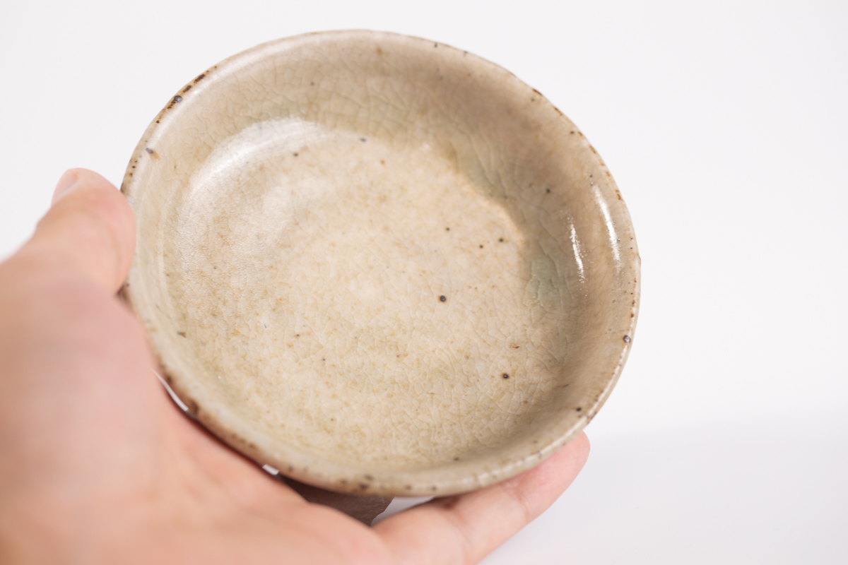 藁灰釉小皿（小山乃文彦）