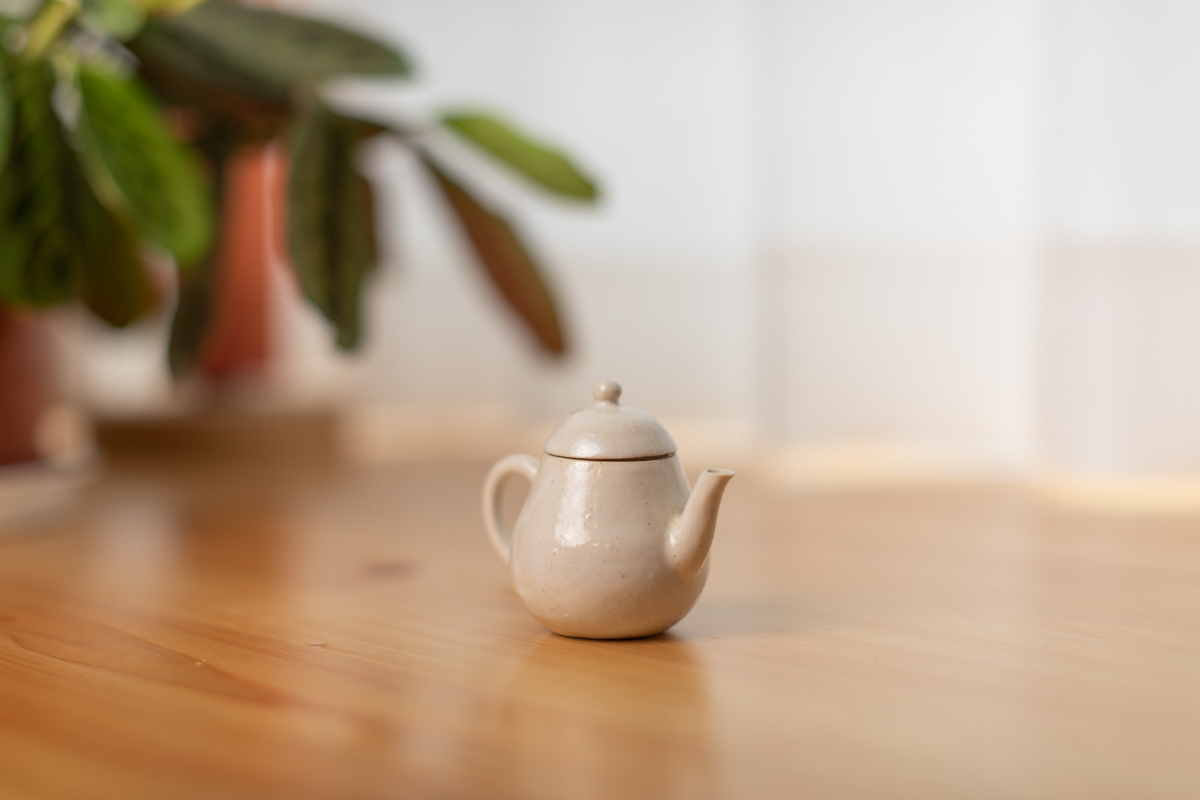 粉引茶壶（三苫修）