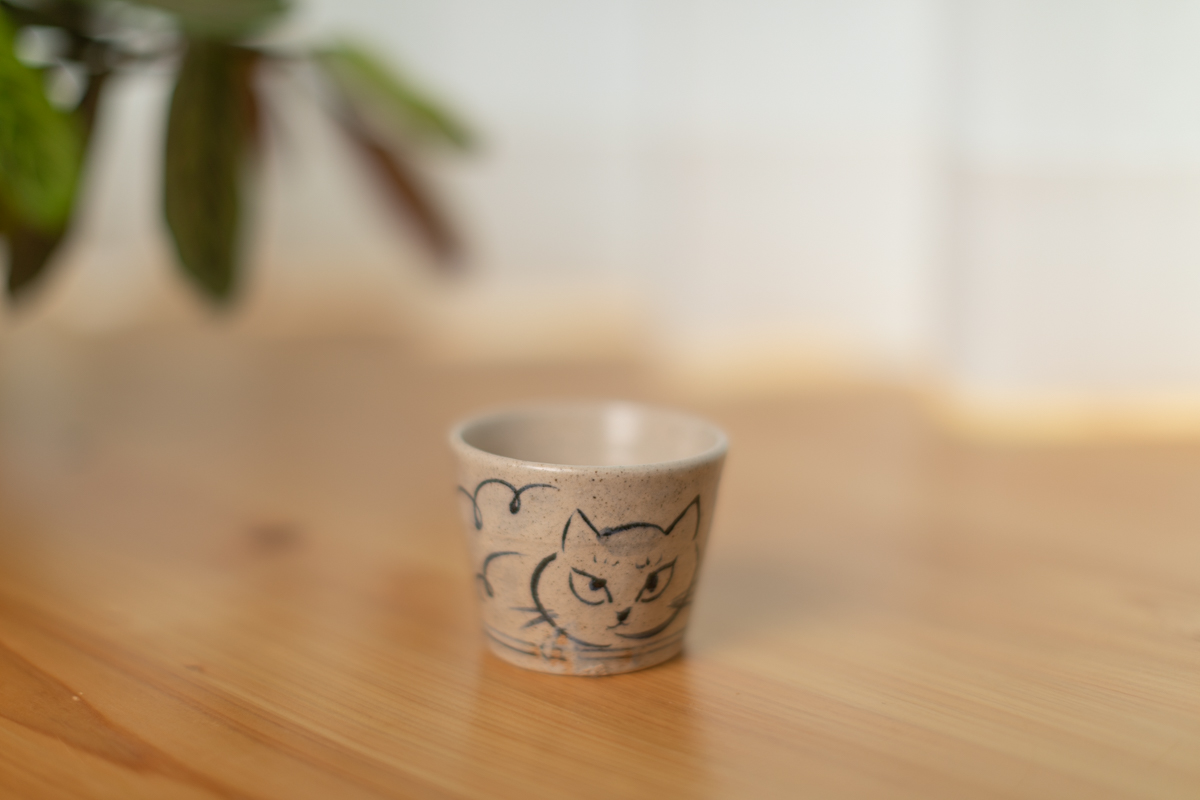 染付猫绘杯（须贺文子）
