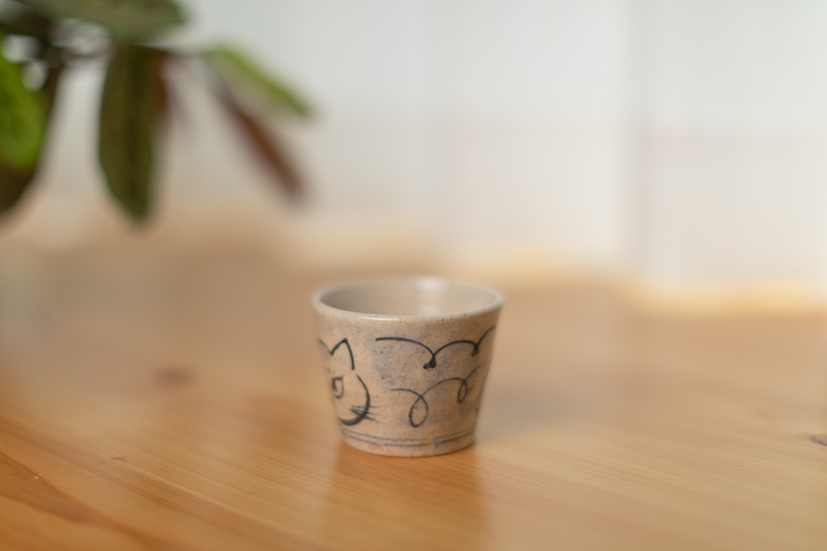 染付猫绘杯（须贺文子）