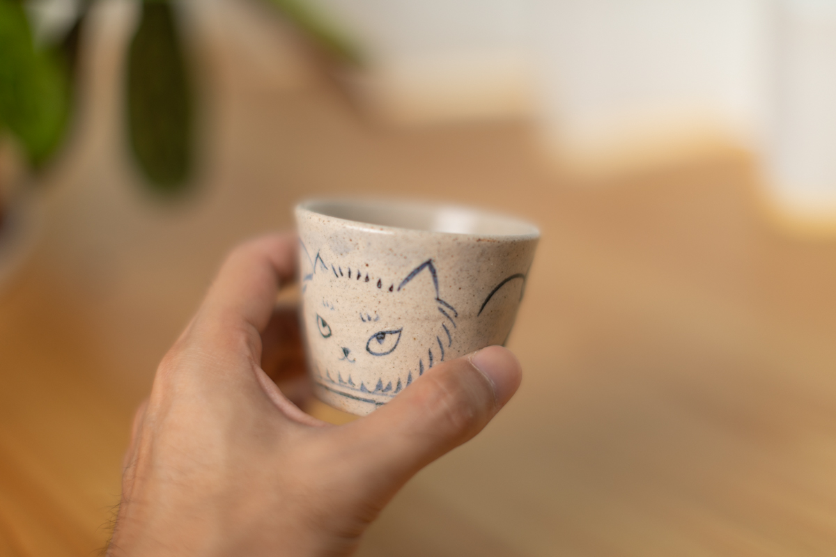 染付猫绘杯（须贺文子）