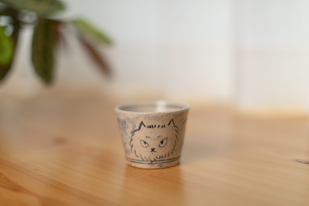 染付猫绘杯（须贺文子）