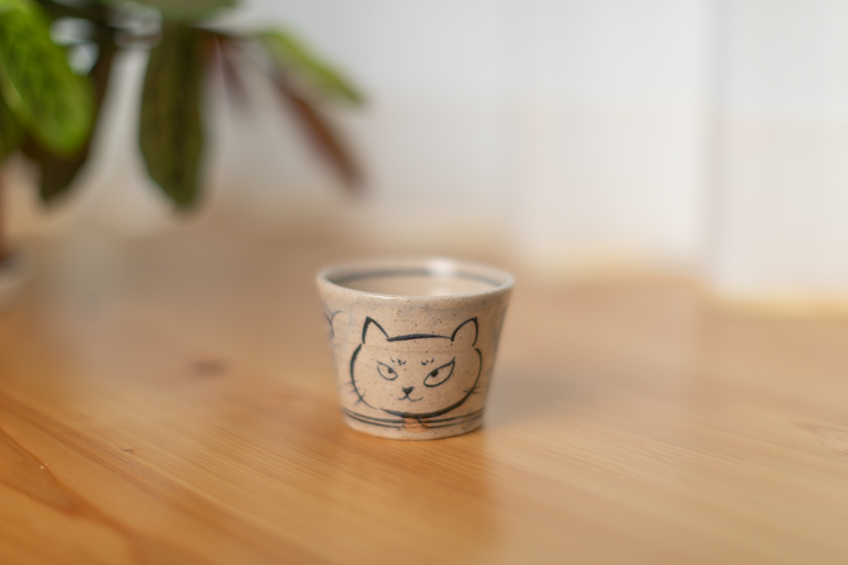 染付猫绘杯（须贺文子）