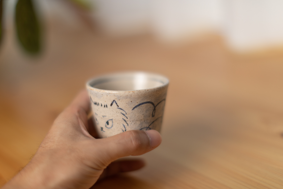 染付猫绘杯（须贺文子）