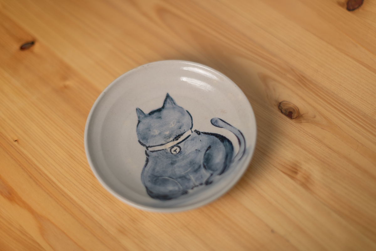 染付猫绘皿（须贺文子）