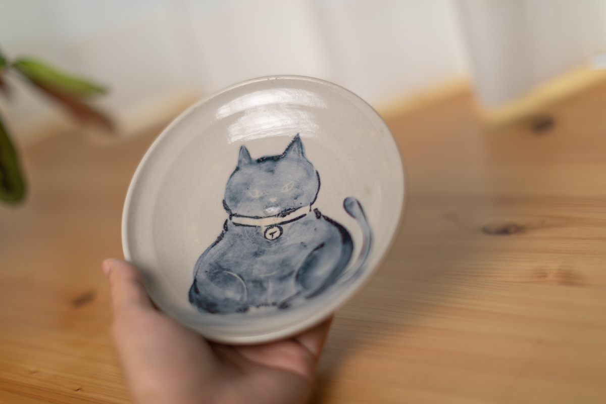 染付猫绘皿（须贺文子）