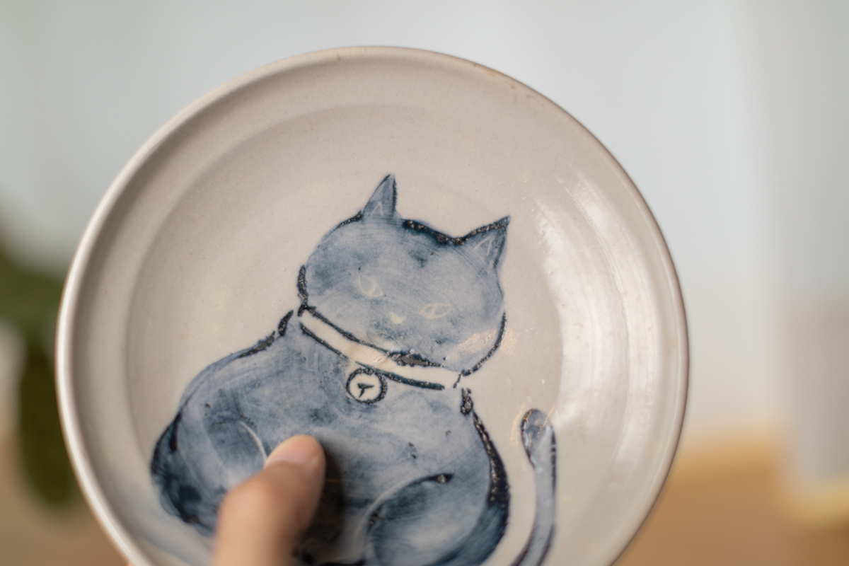 染付猫绘皿（须贺文子）