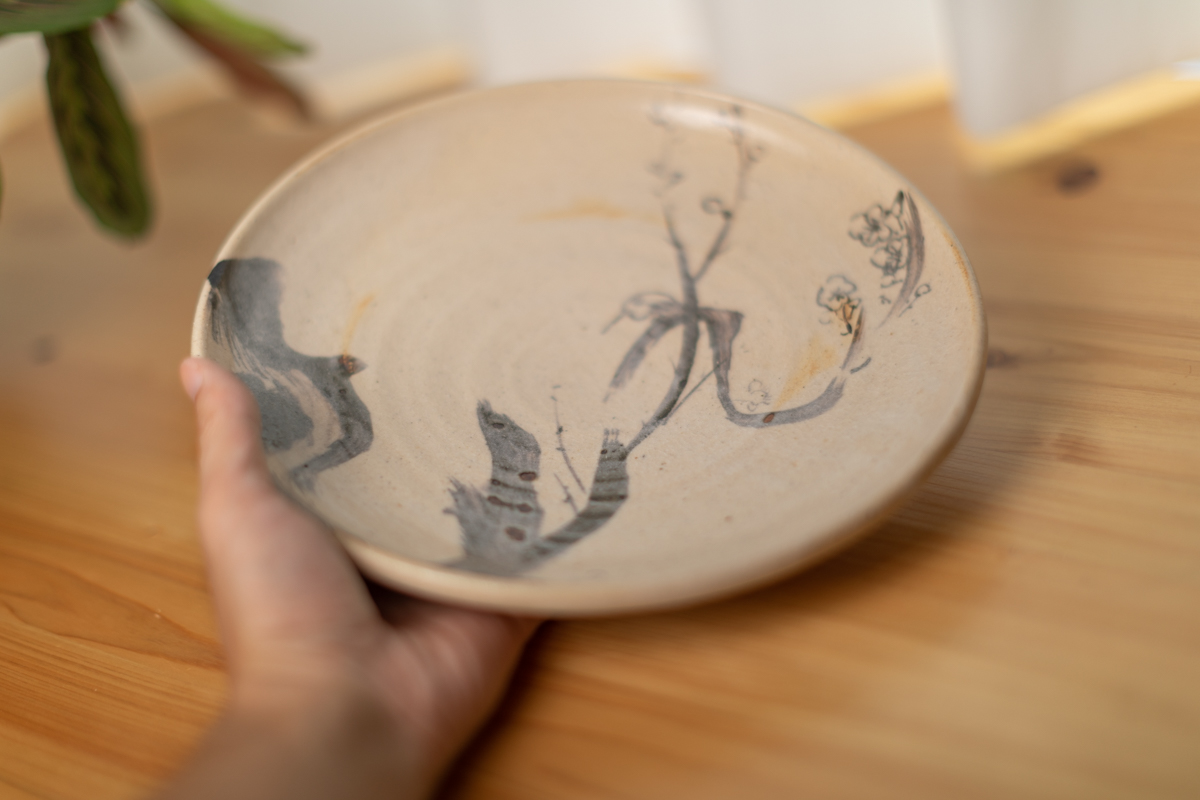 志野梅鸟图皿（须贺文子）