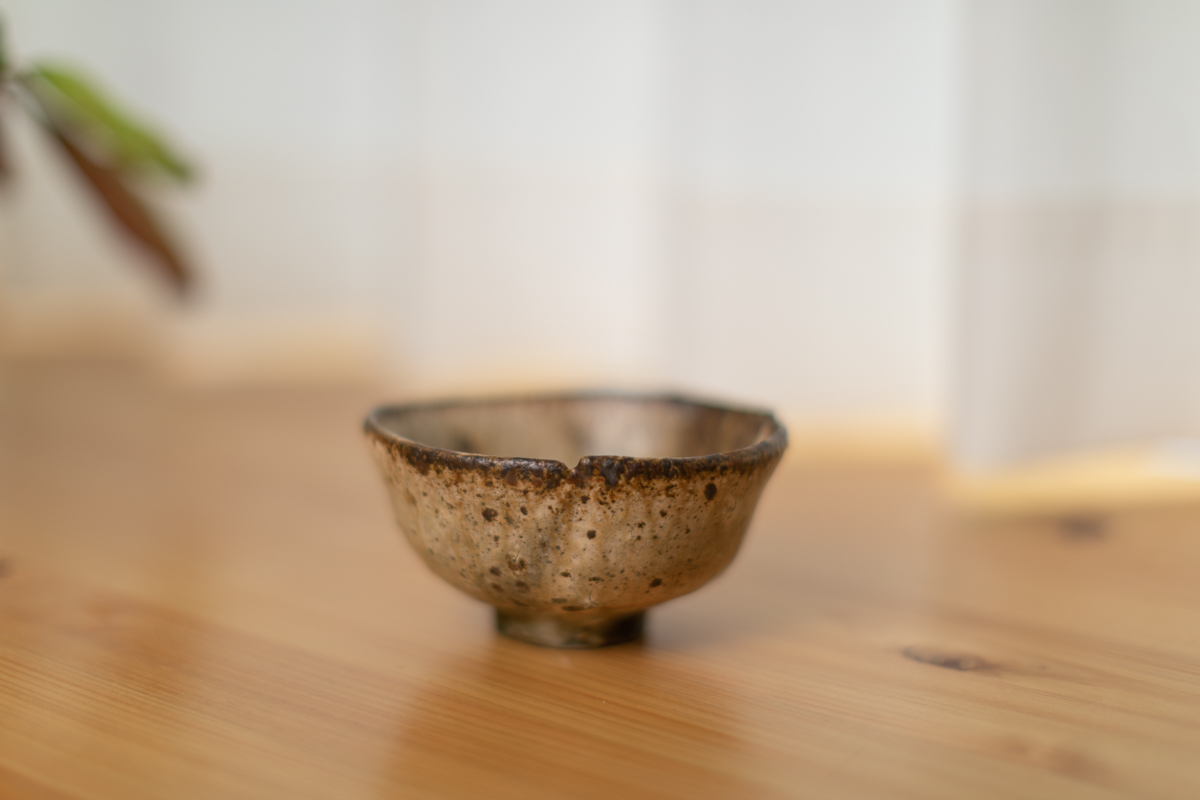 白化妆灰釉碗（鹤野启司）