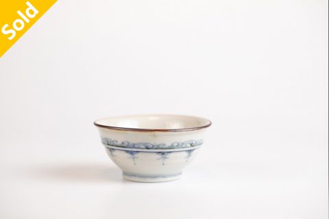 染付唐草纹胴纽杯（志村和晃）