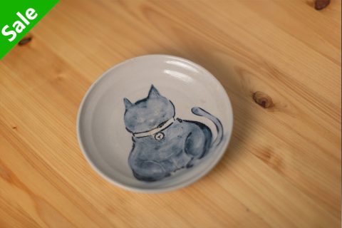 染付猫绘皿（须贺文子）