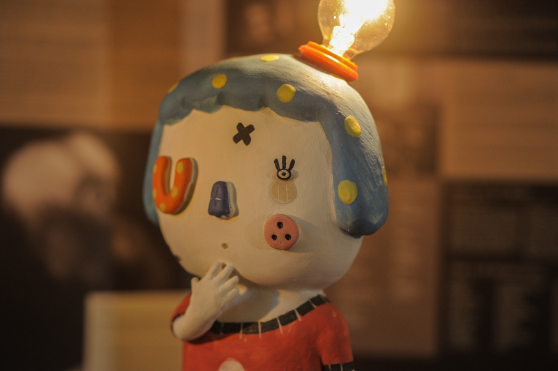 坐姿女孩灯饰（Earth Republic）N25ER030