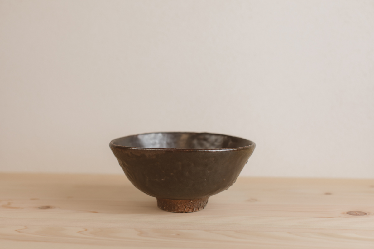 黑釉碗（芳贺龙一）