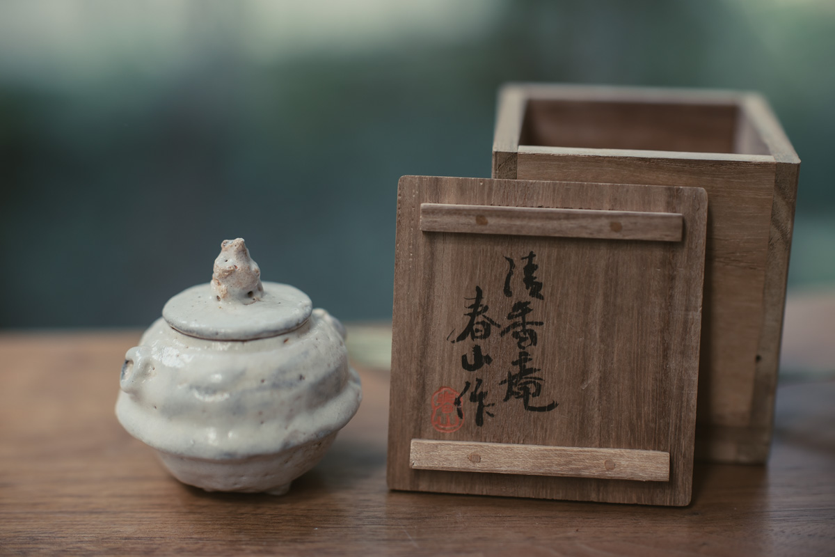 手捻狸 香盒 原箱附（笹岡春山）