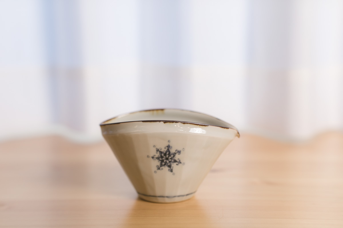 染付花蝶纹面取片口（志村和晃）