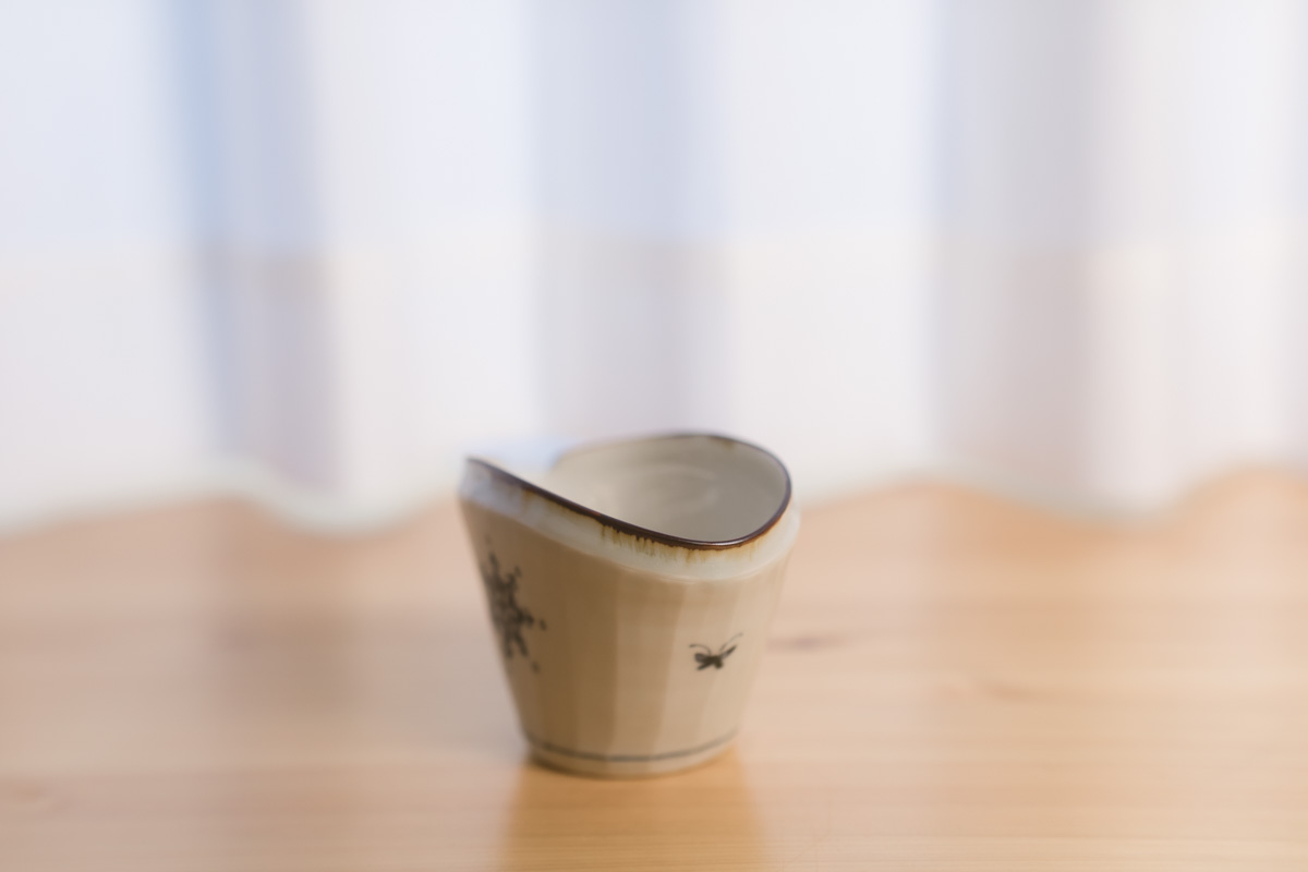 染付花蝶纹面取片口（志村和晃）