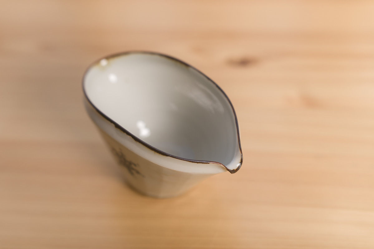 染付花蝶纹面取片口（志村和晃）