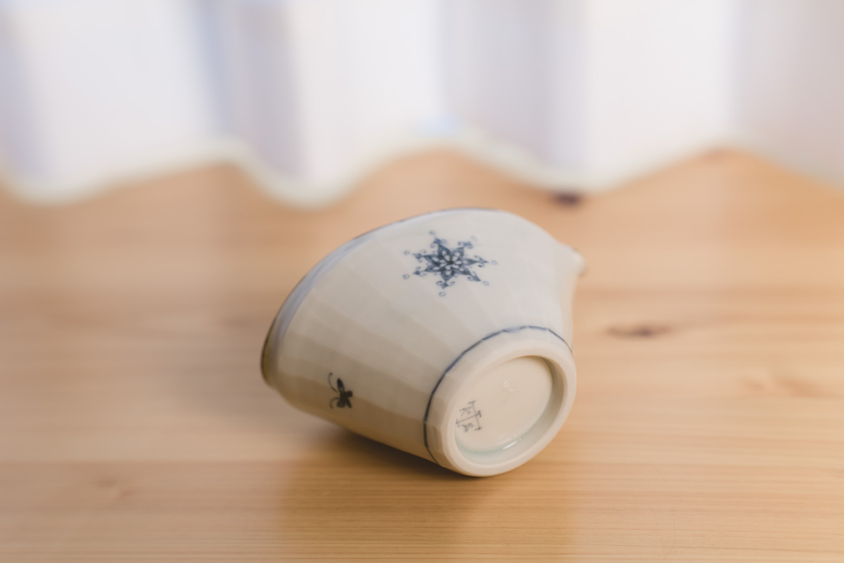 染付花蝶纹面取片口（志村和晃）