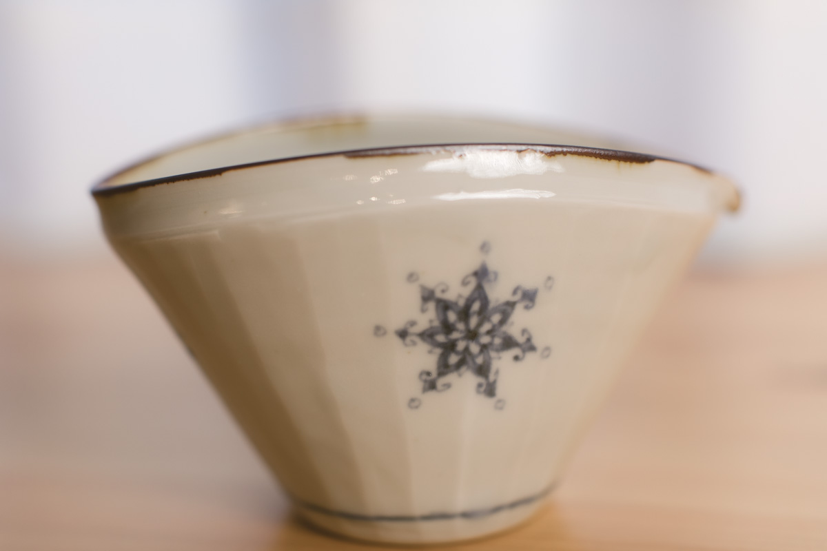 染付花蝶纹面取片口（志村和晃）