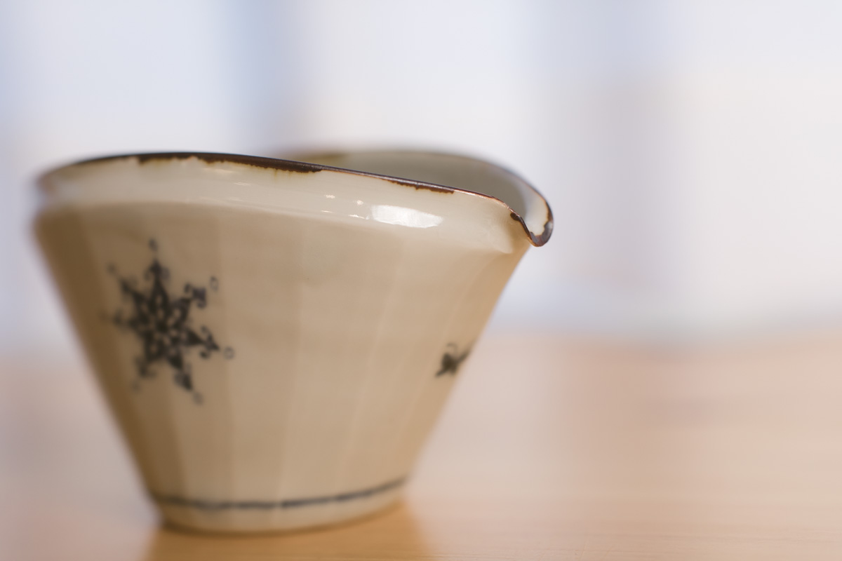 染付花蝶纹面取片口（志村和晃）