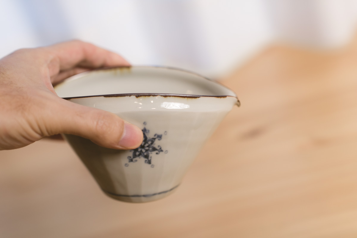 染付花蝶纹面取片口（志村和晃）