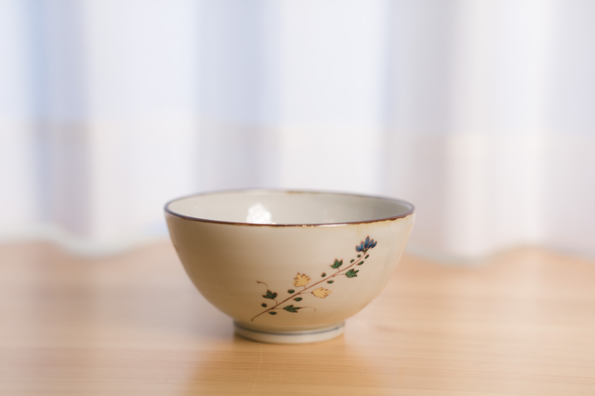 色绘花纹饭碗（志村和晃）