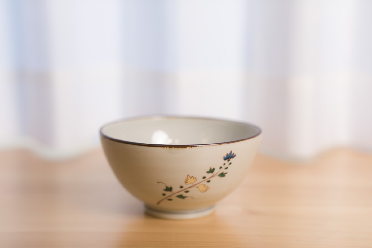 色绘花纹饭碗（志村和晃）