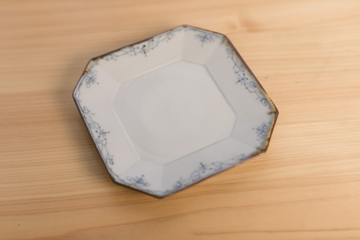 染付唐草纹八角5寸皿（志村和晃）