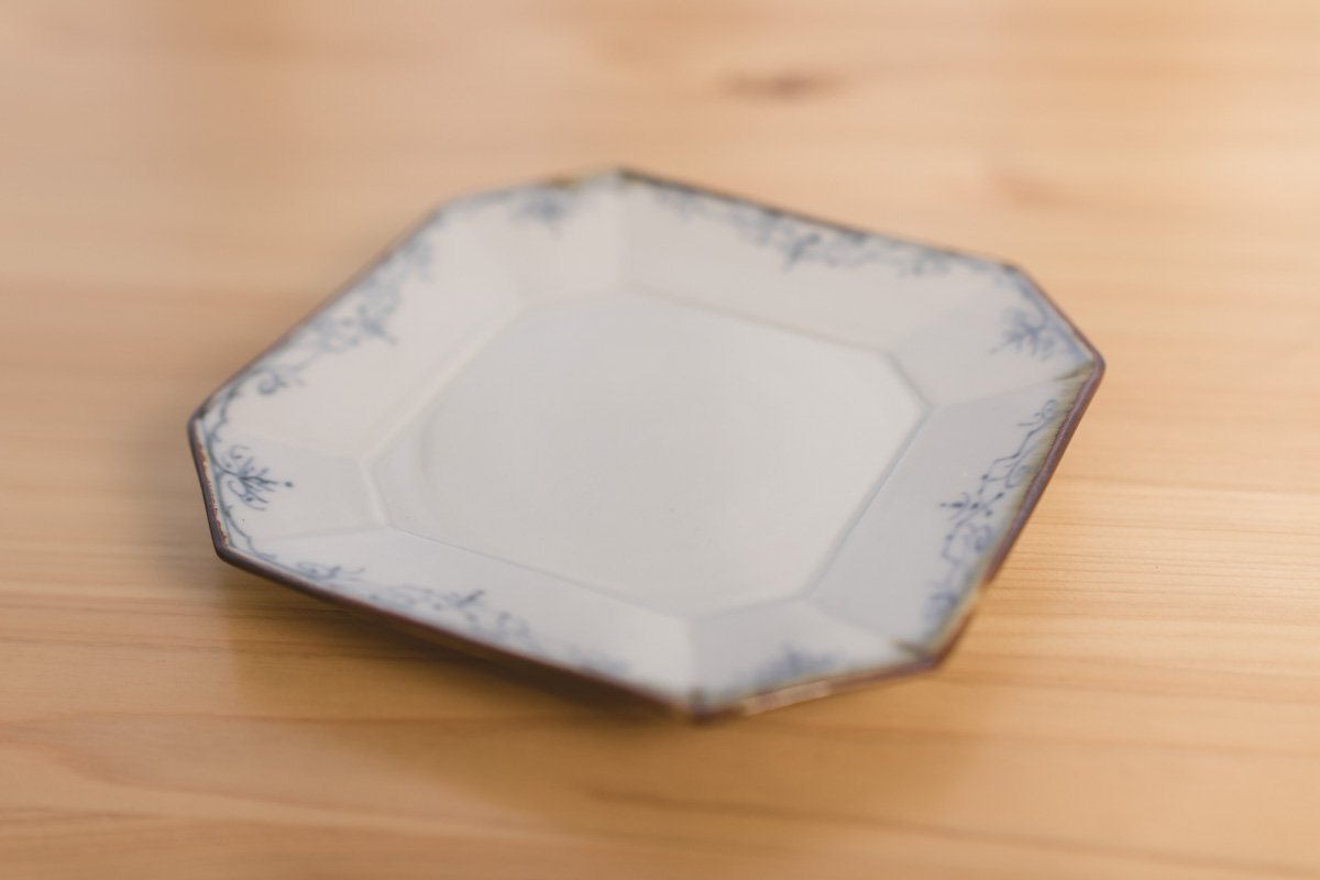 染付唐草纹八角5寸皿（志村和晃）