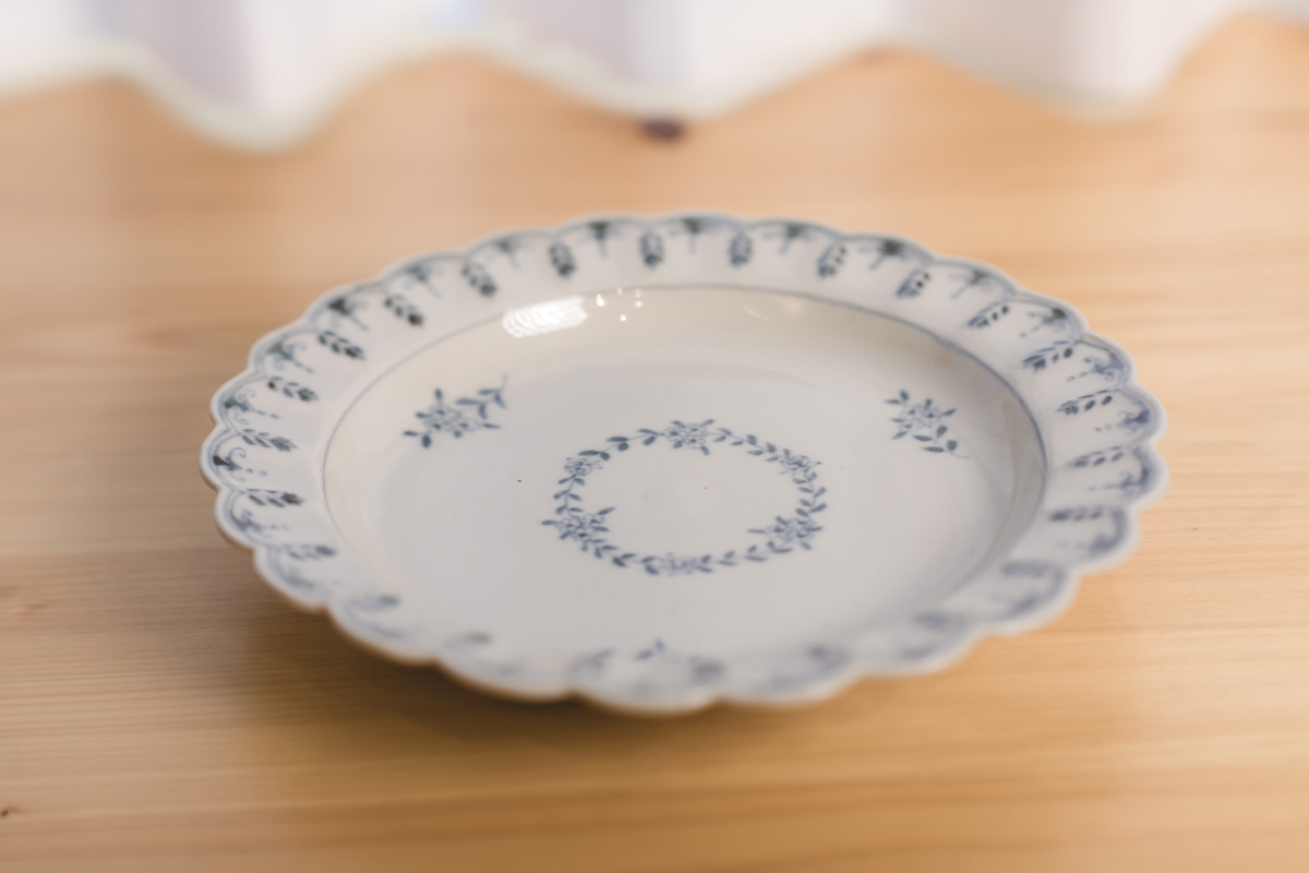 染付唐草花轮8寸皿（志村和晃）