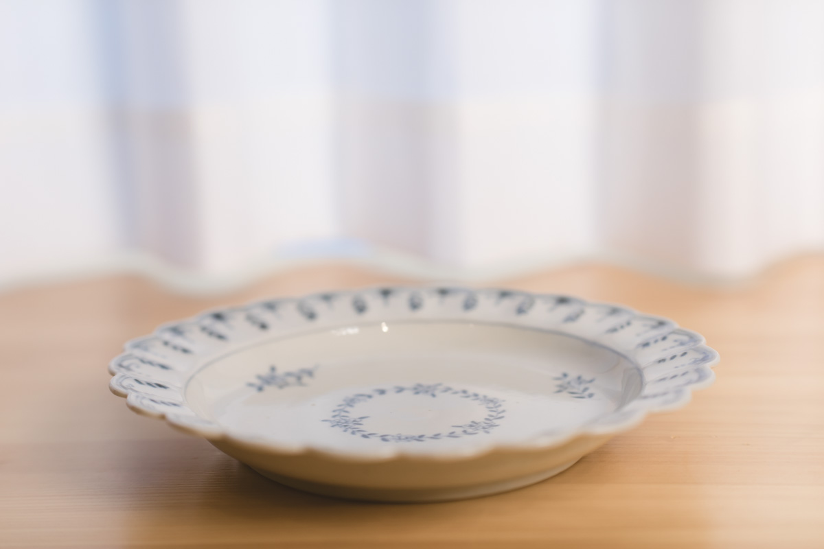 染付唐草花轮8寸皿（志村和晃）