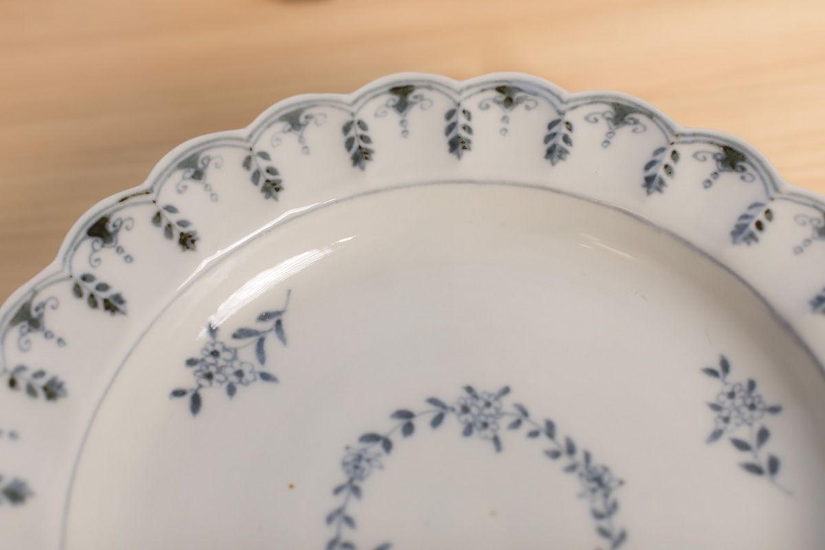 染付唐草花轮8寸皿（志村和晃）