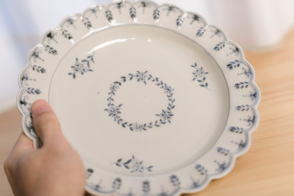 染付唐草花轮8寸皿（志村和晃）