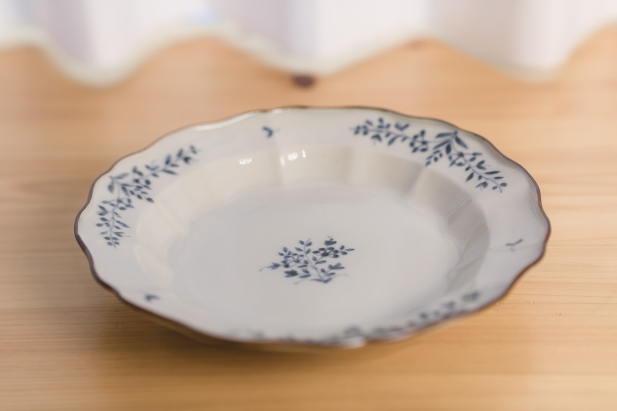 染付唐草花轮7.5寸皿（志村和晃）