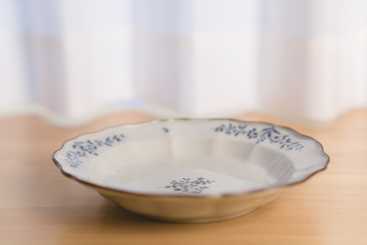 染付唐草花轮7.5寸皿（志村和晃）