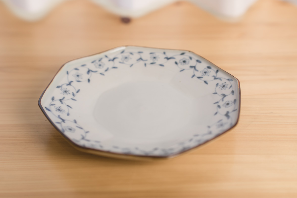 染付唐草纹八角7寸皿（志村和晃）