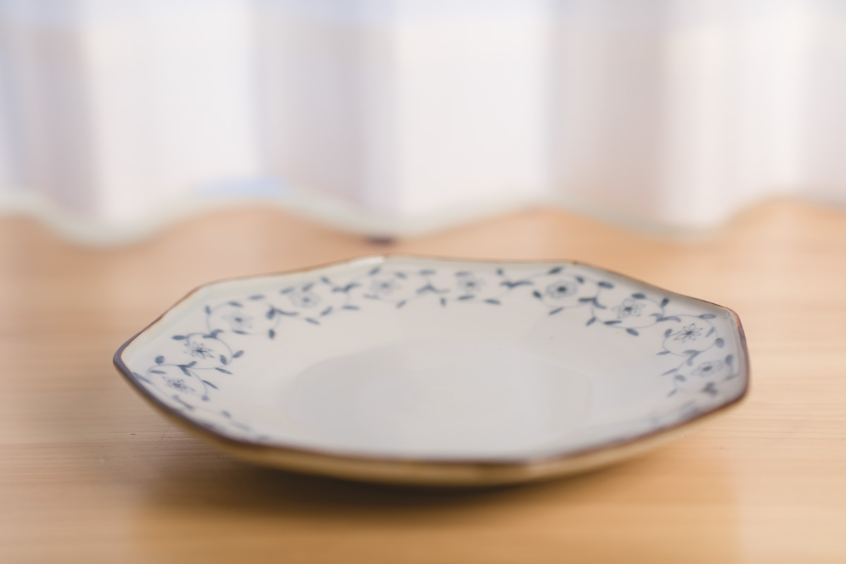 染付唐草纹八角7寸皿（志村和晃）