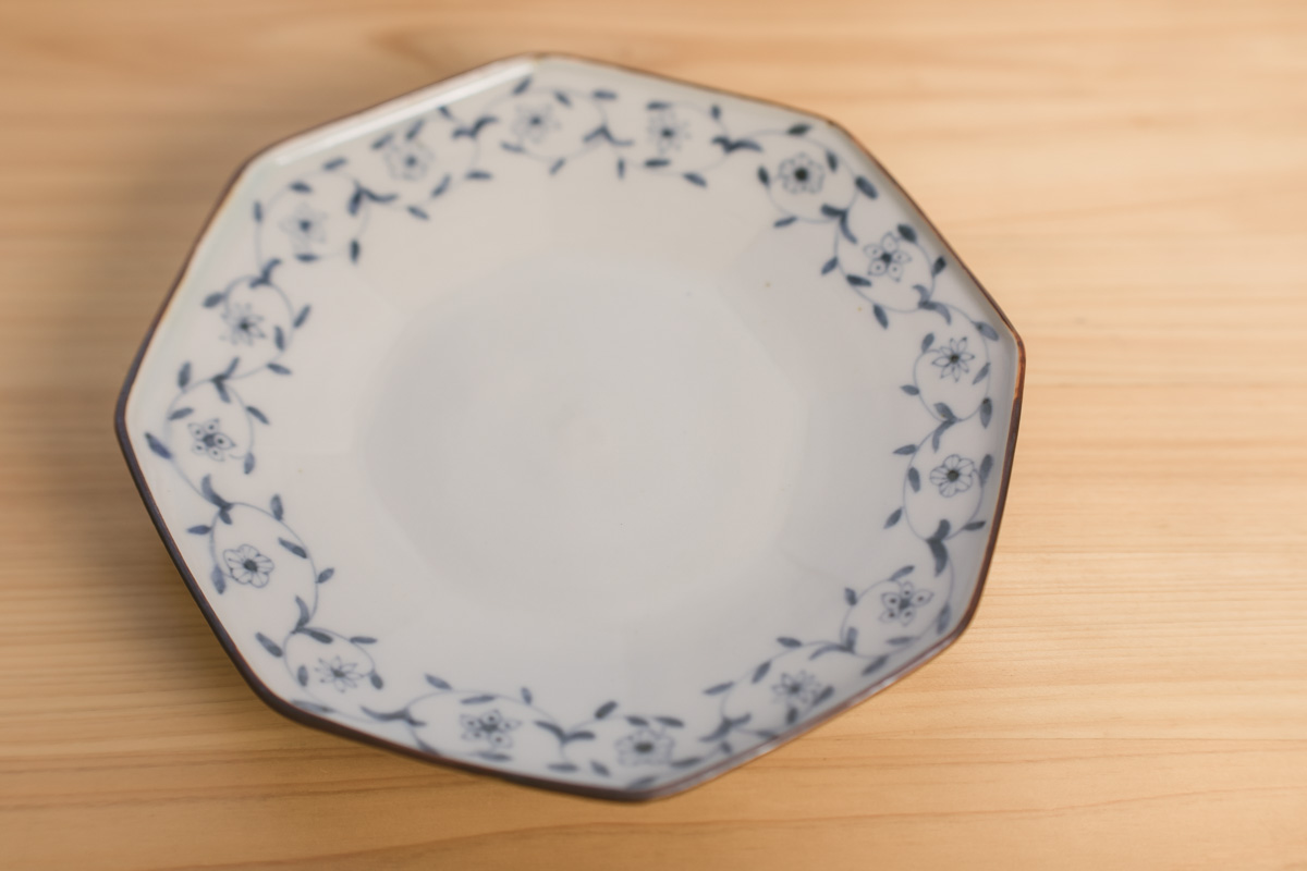 染付唐草纹八角7寸皿（志村和晃）