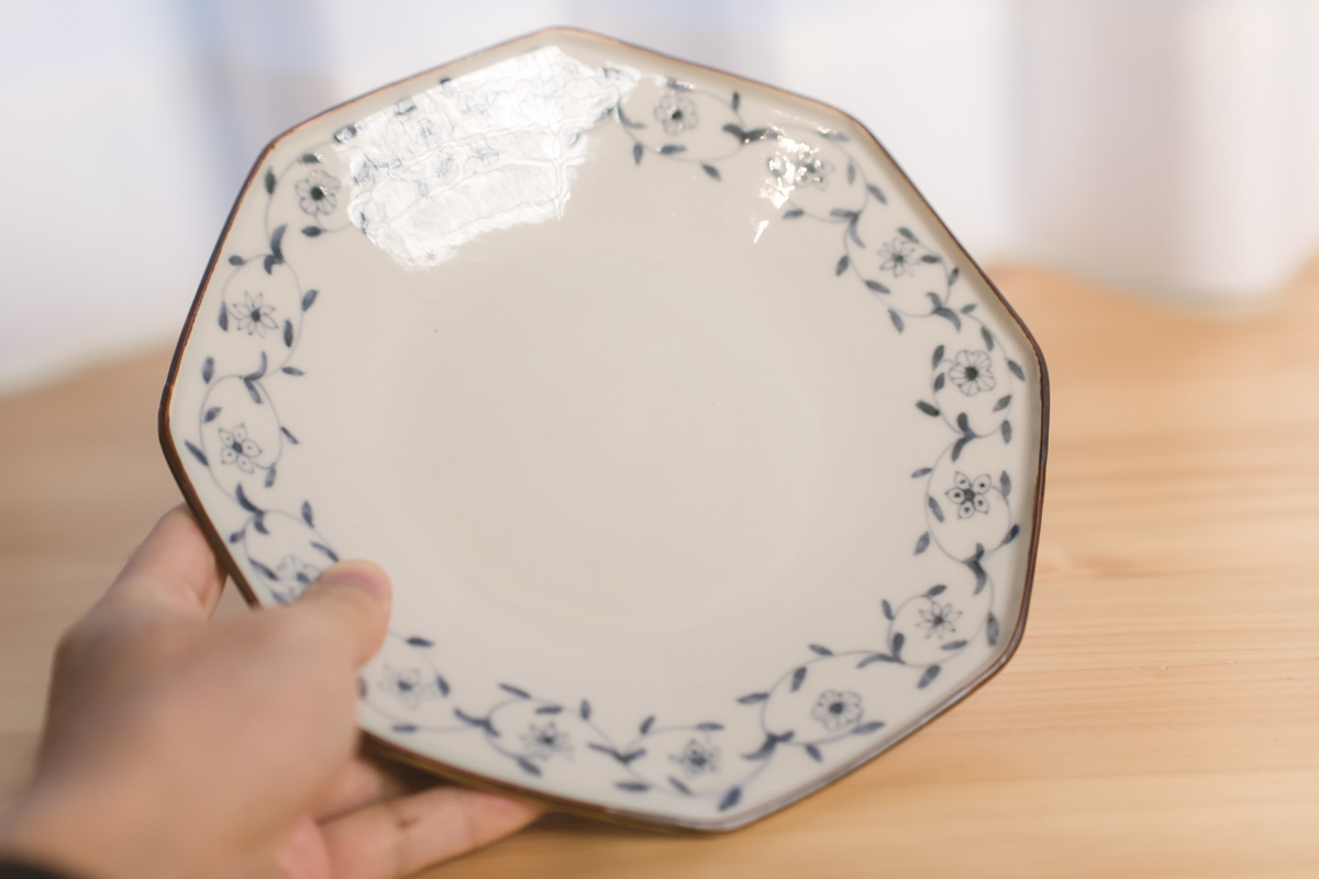 染付唐草纹八角7寸皿（志村和晃）