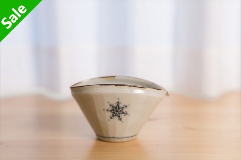 染付花蝶纹面取片口（志村和晃）