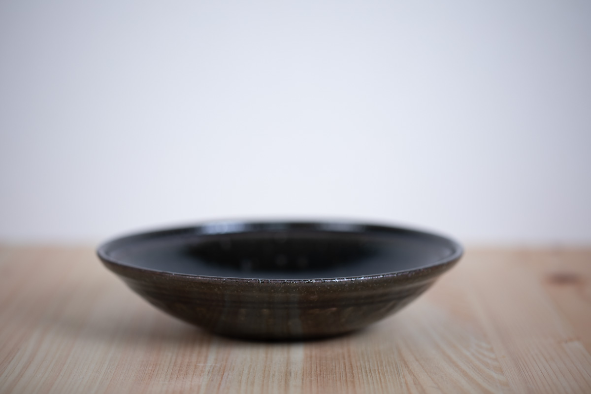 黑釉7寸浅皿(山本泰三)