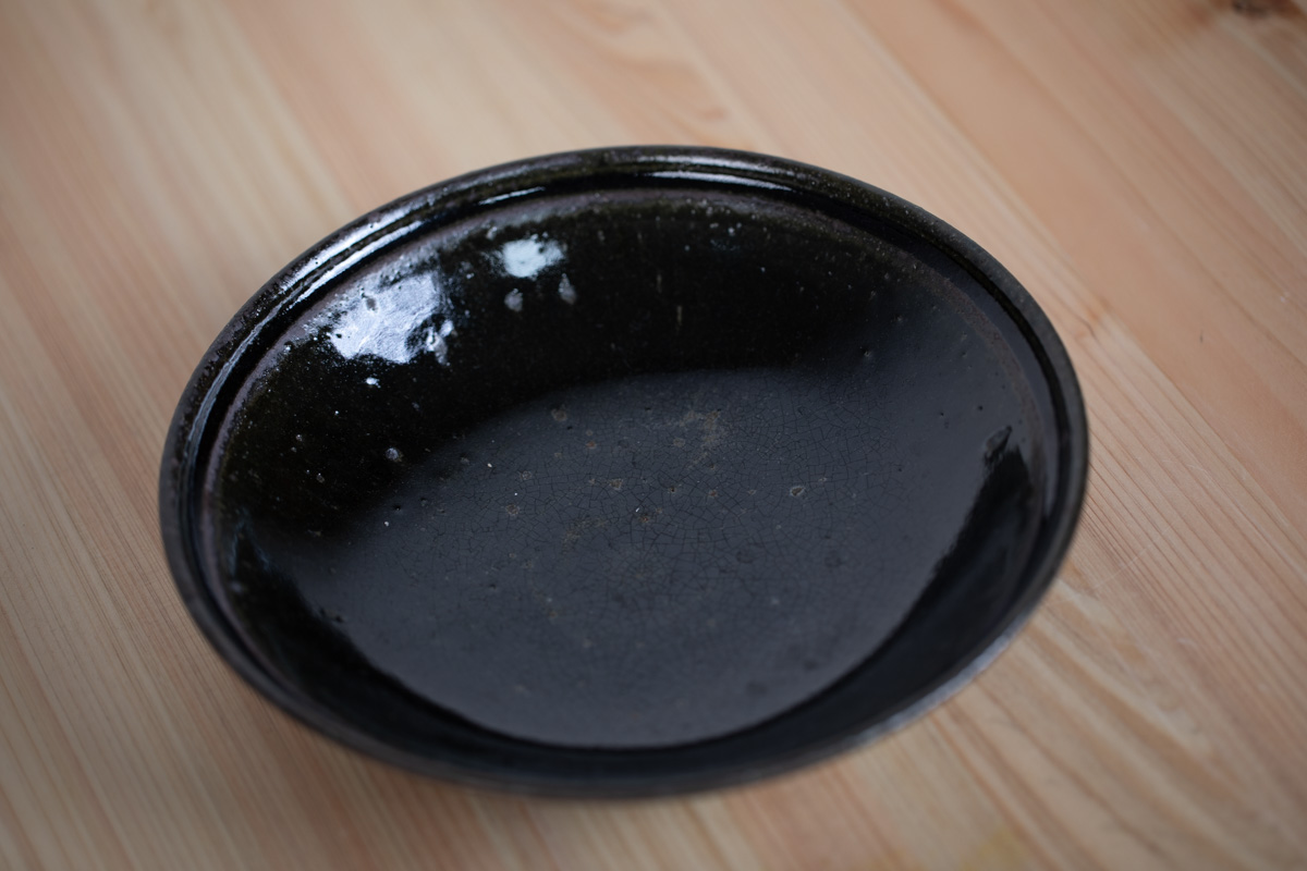 黑釉7寸浅皿(山本泰三)